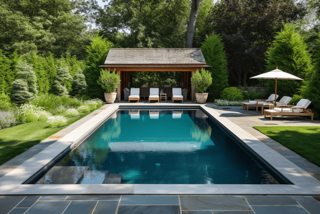 Une piscine dans un jardin