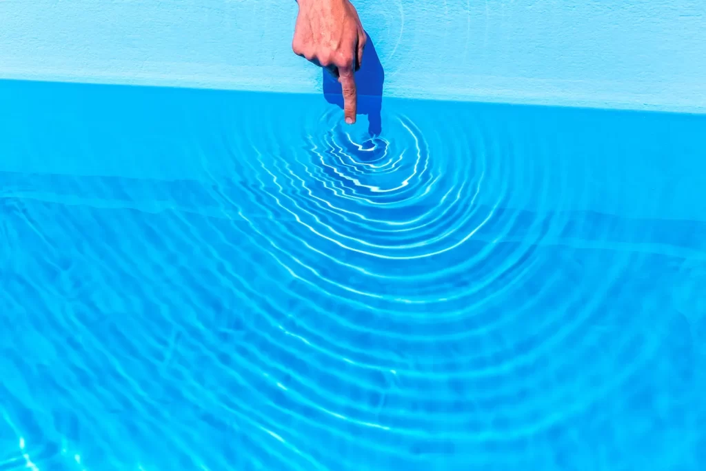 Prise de température eau piscine avec doigt